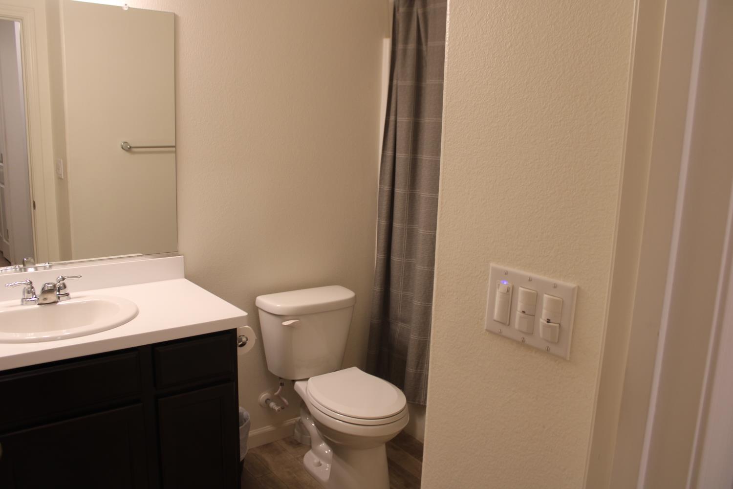 5586 E Saginaw Way, Fresno, CA 93722