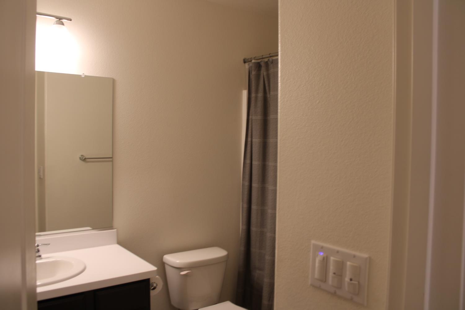 5586 E Saginaw Way, Fresno, CA 93722