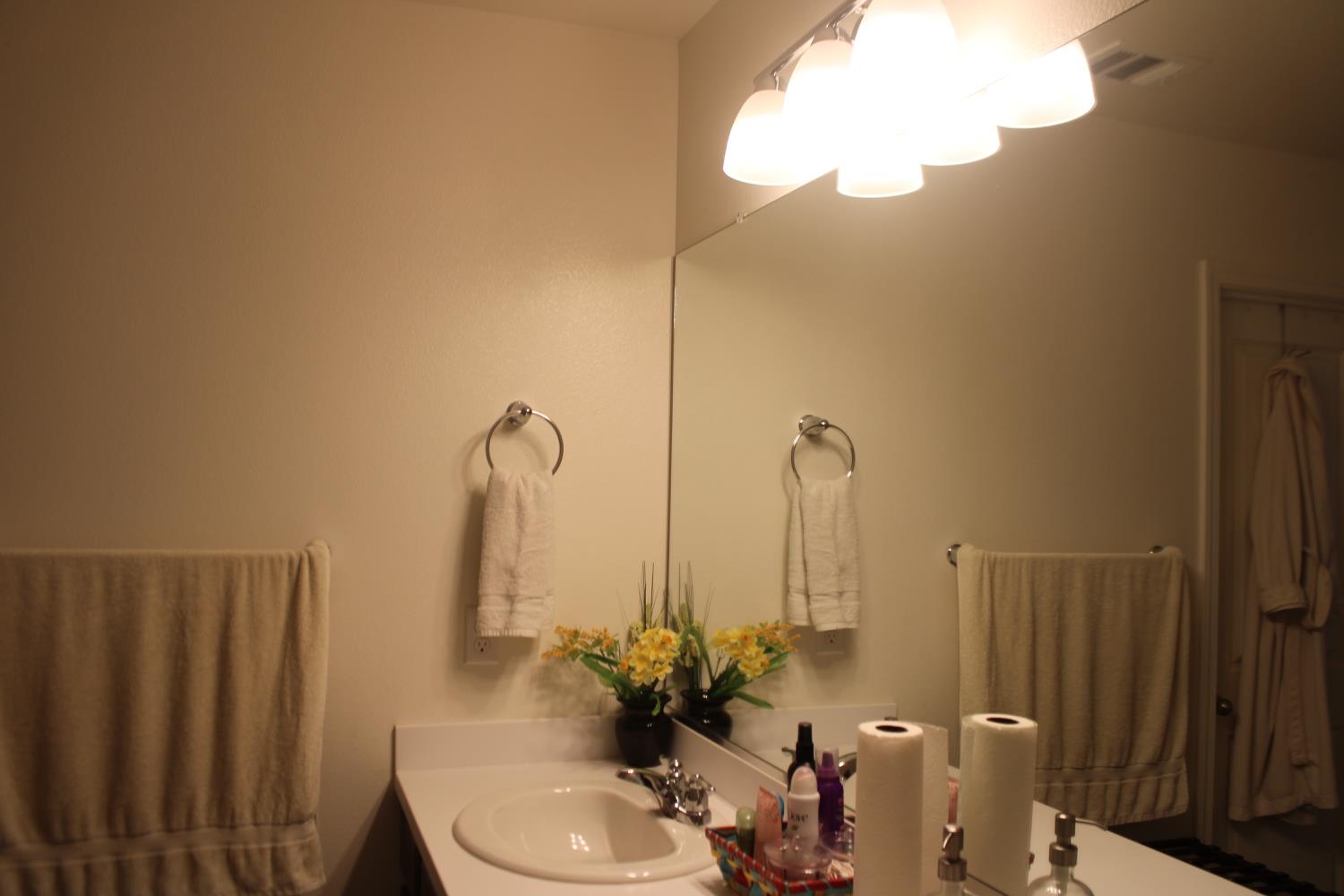 5586 E Saginaw Way, Fresno, CA 93722