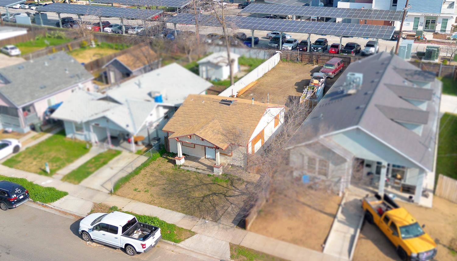 1508 N Calaveras Ave, Fresno, CA 93728