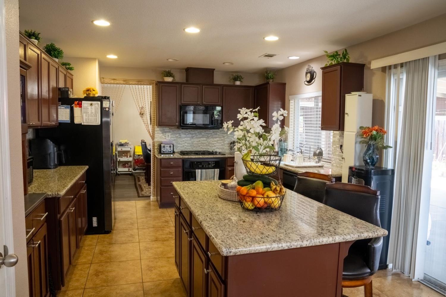 1896 N Forestiere Ave, Fresno, CA 93722