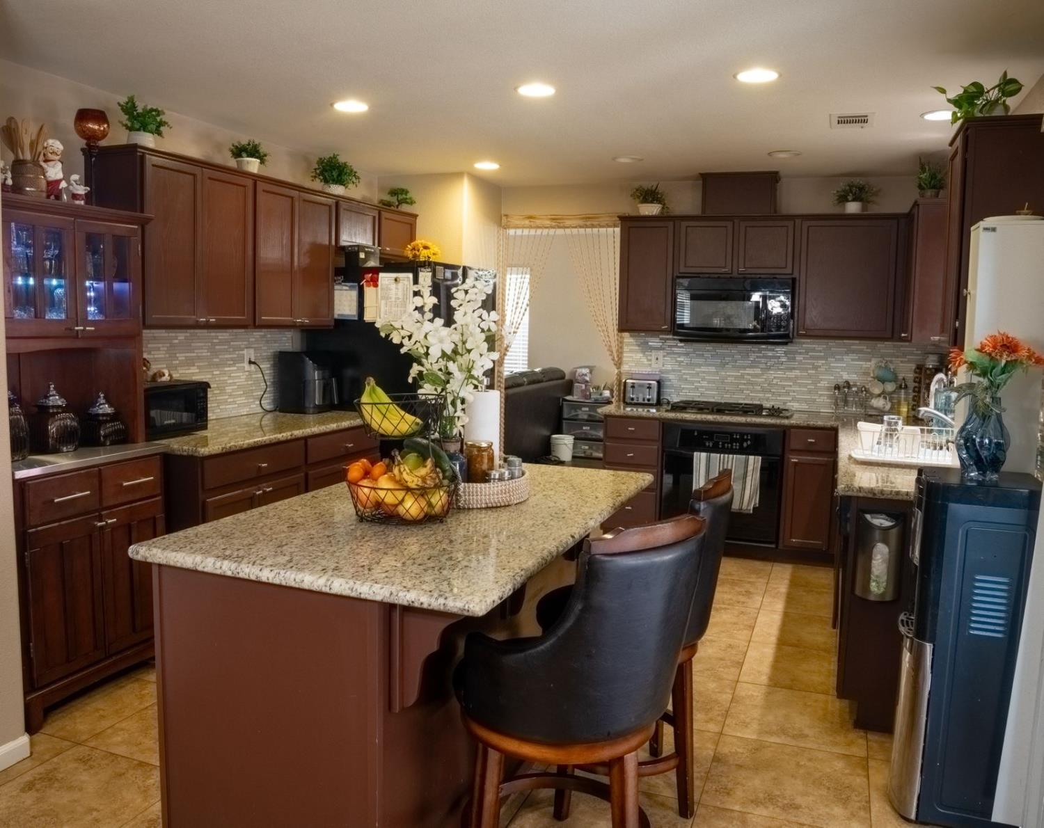 1896 N Forestiere Ave, Fresno, CA 93722