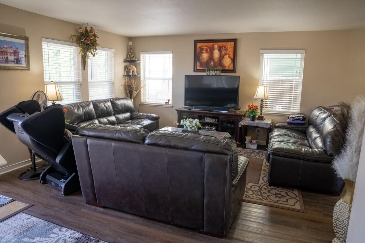 1896 N Forestiere Ave, Fresno, CA 93722