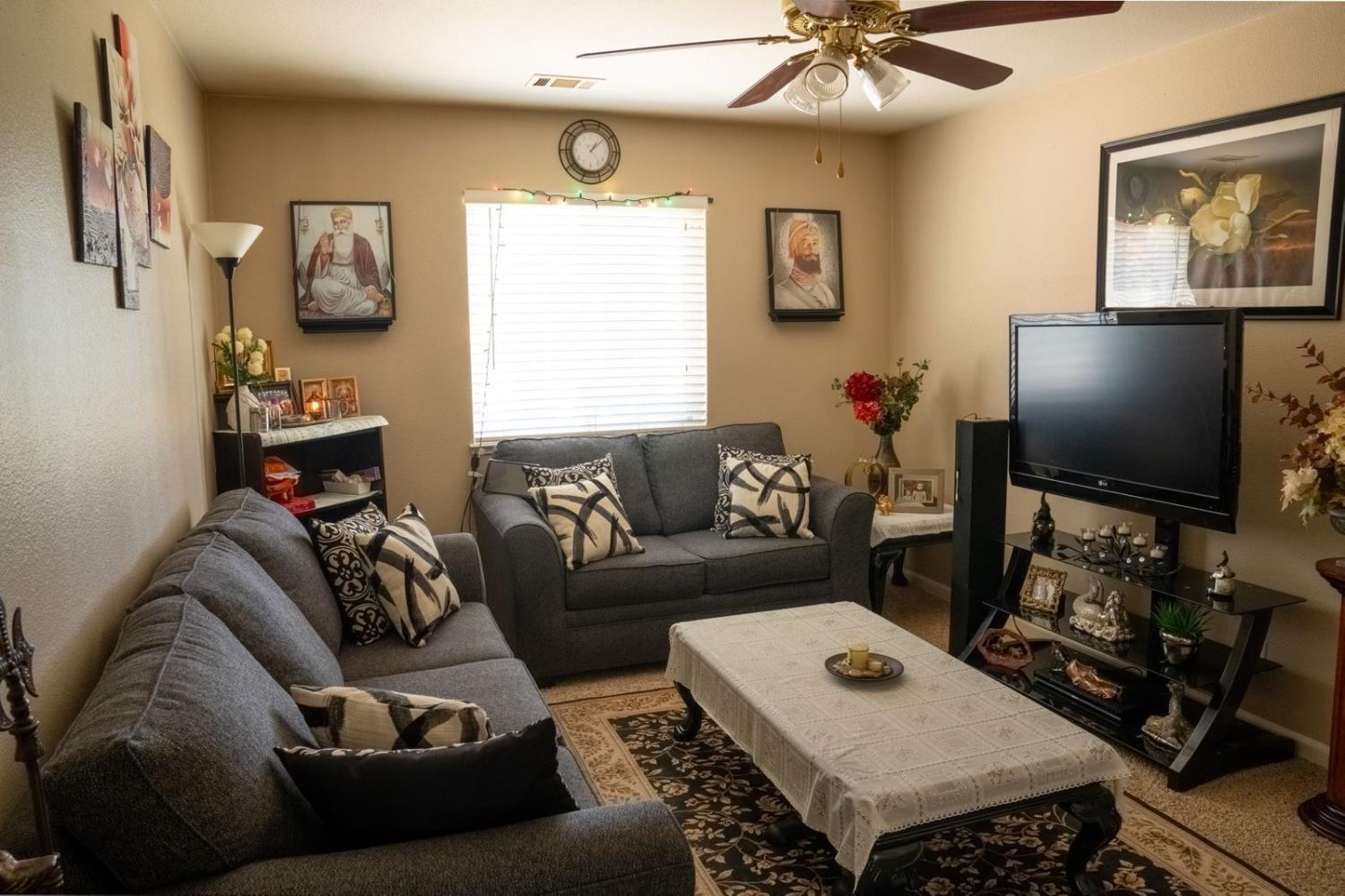 1896 N Forestiere Ave, Fresno, CA 93722