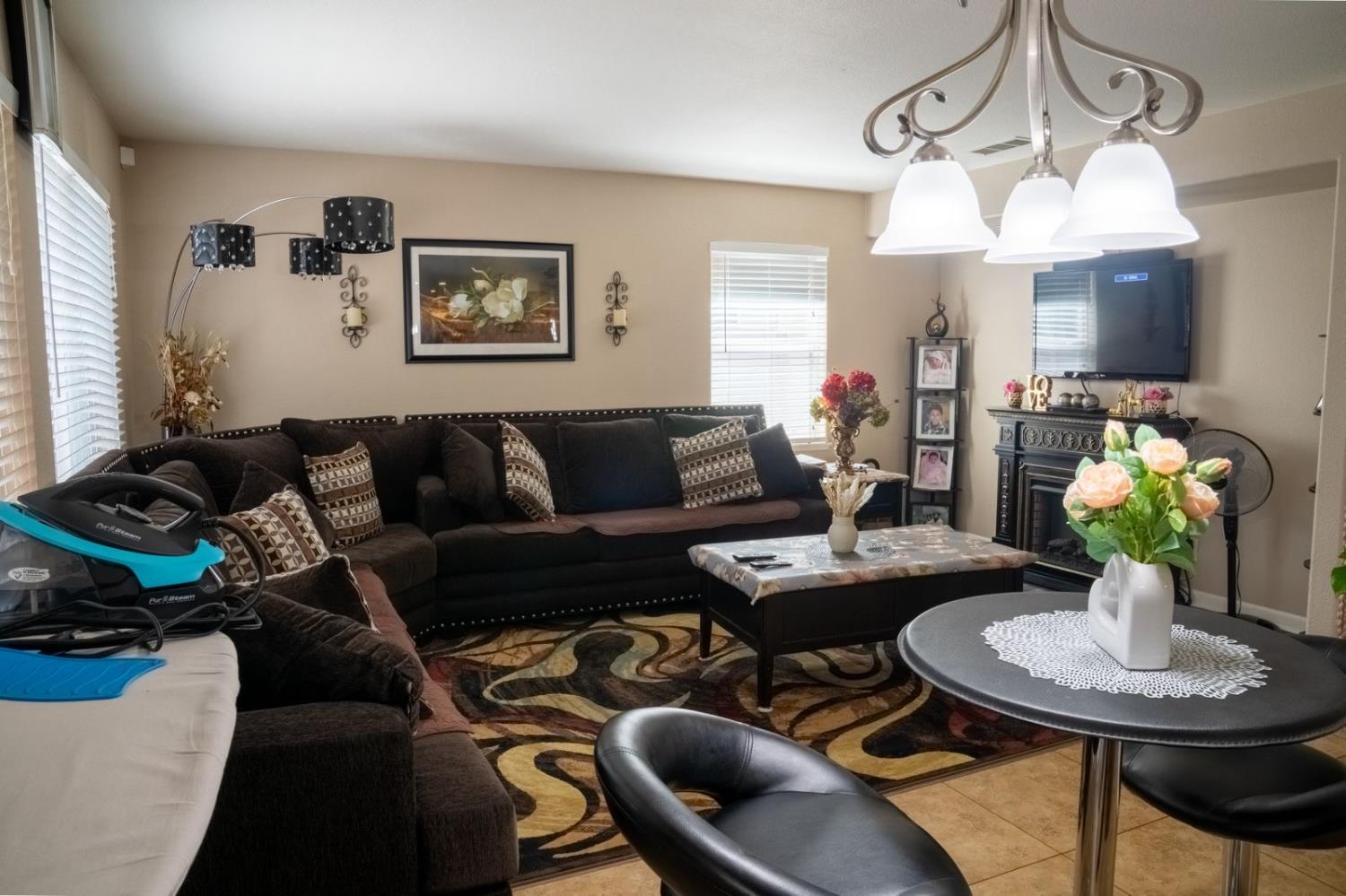 1896 N Forestiere Ave, Fresno, CA 93722