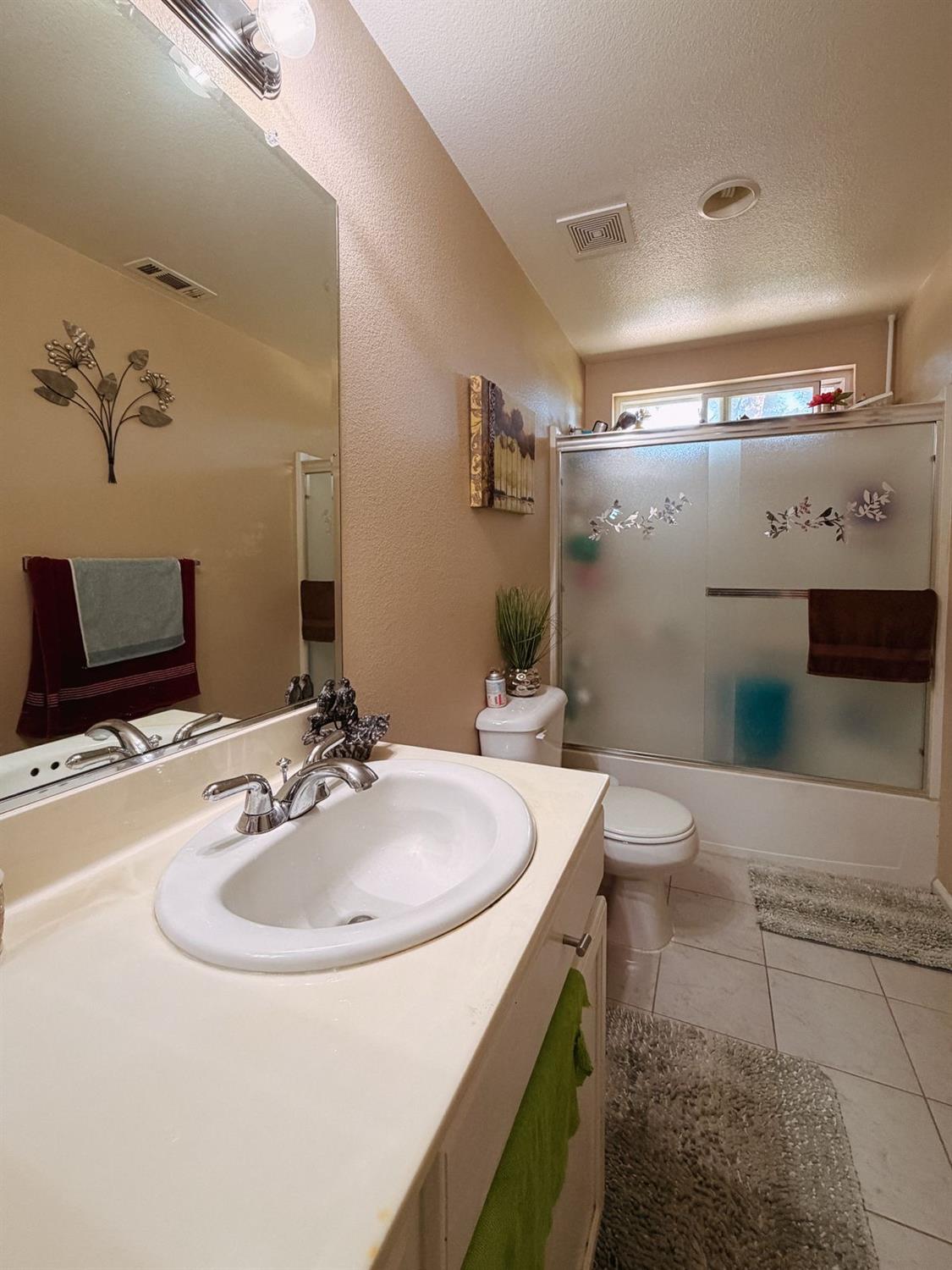 1896 N Forestiere Ave, Fresno, CA 93722