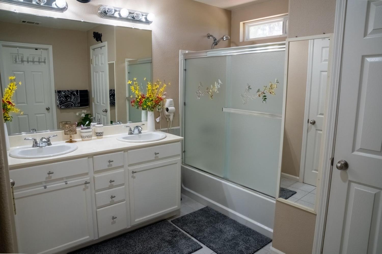 1896 N Forestiere Ave, Fresno, CA 93722