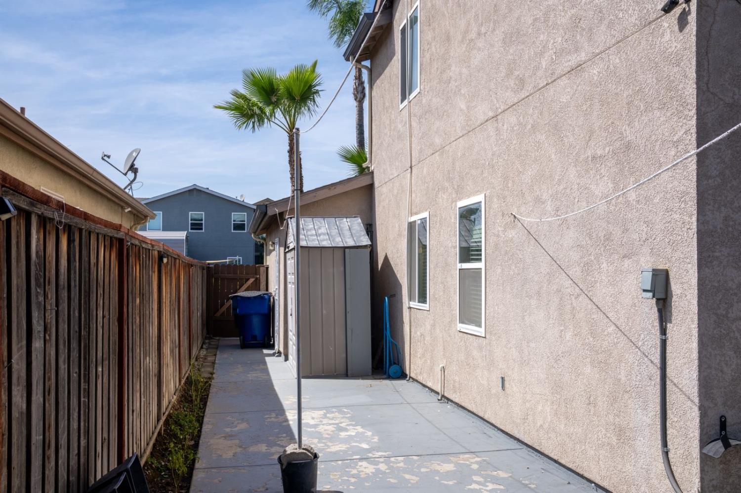 1896 N Forestiere Ave, Fresno, CA 93722