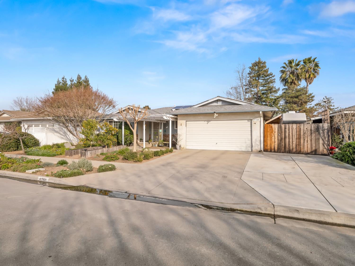 6760 N Price Ave, Fresno, CA 93710