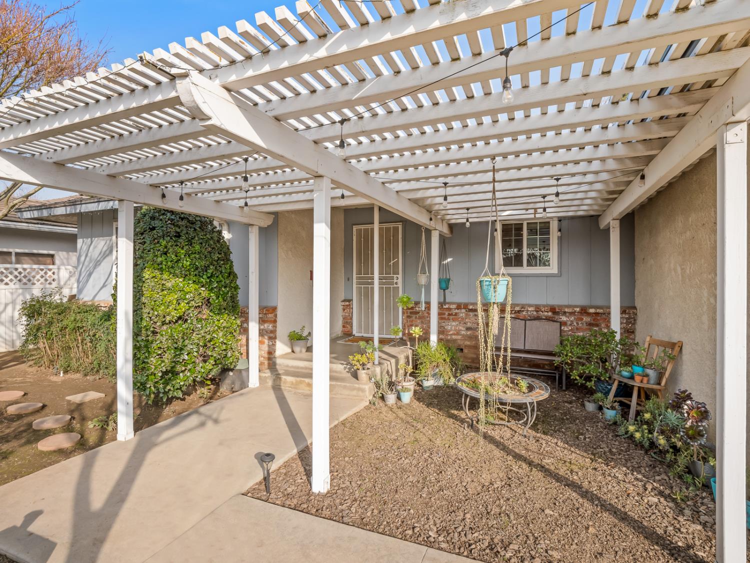 6760 N Price Ave, Fresno, CA 93710