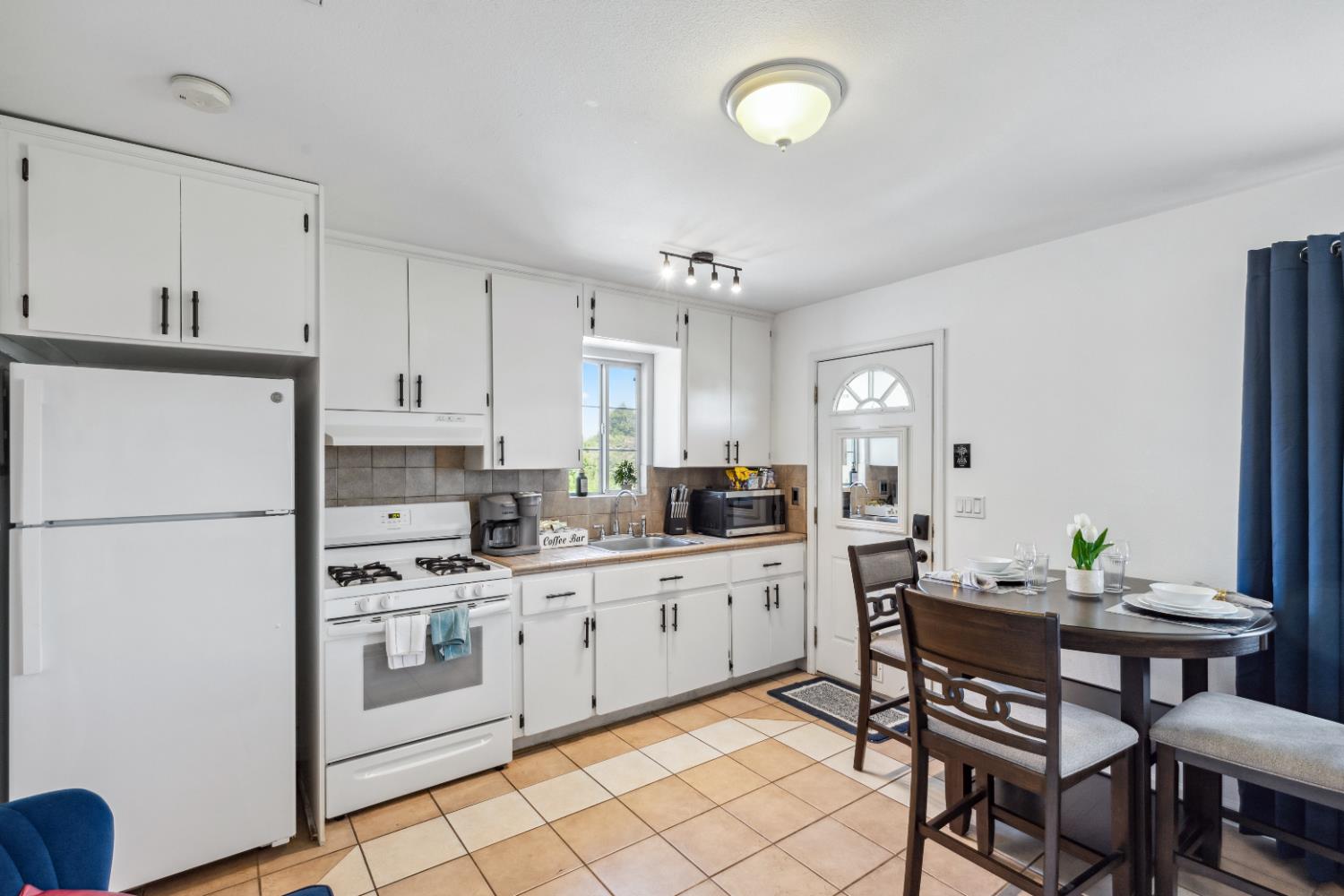 925 S Purdue Ave, Fresno, CA 93727