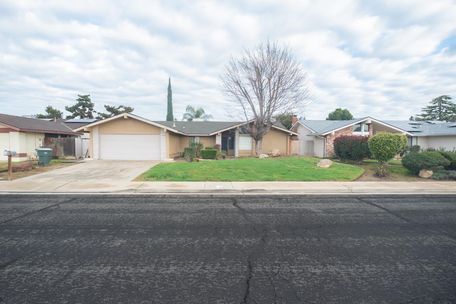 1855 Vartikian Ave, Clovis, CA 93611