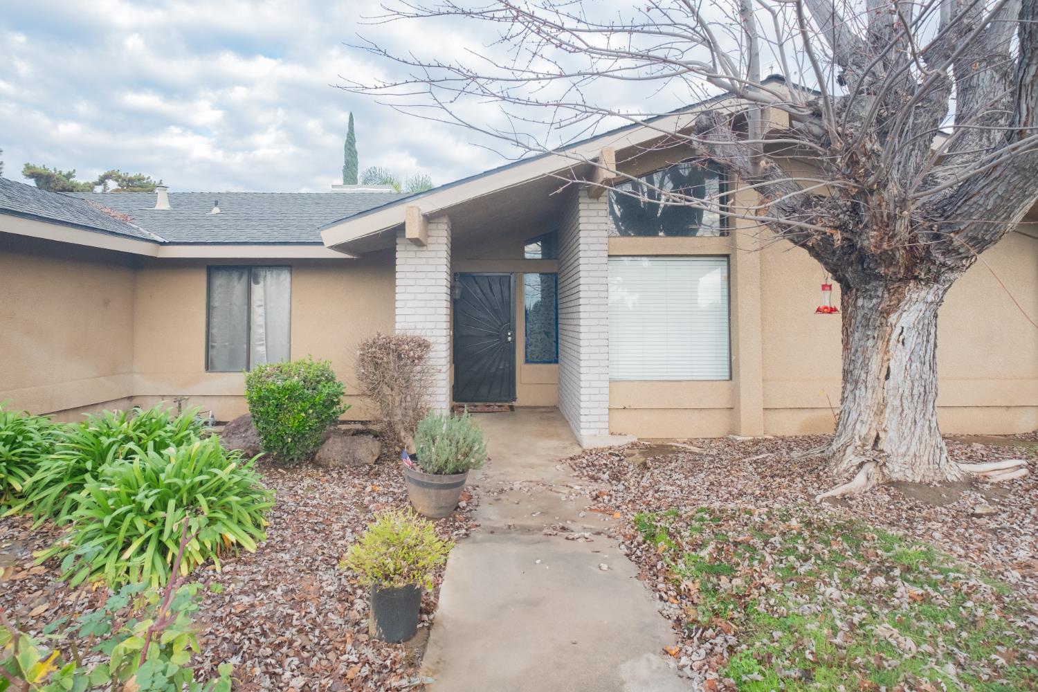 1855 Vartikian Ave, Clovis, CA 93611