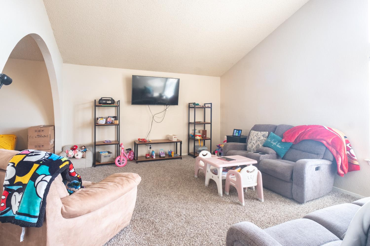 1855 Vartikian Ave, Clovis, CA 93611