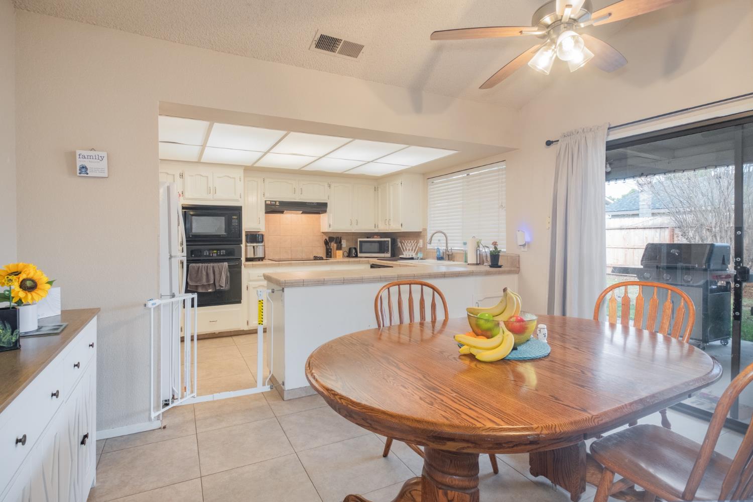 1855 Vartikian Ave, Clovis, CA 93611