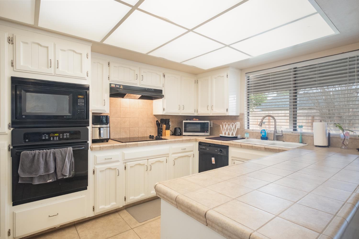 1855 Vartikian Ave, Clovis, CA 93611