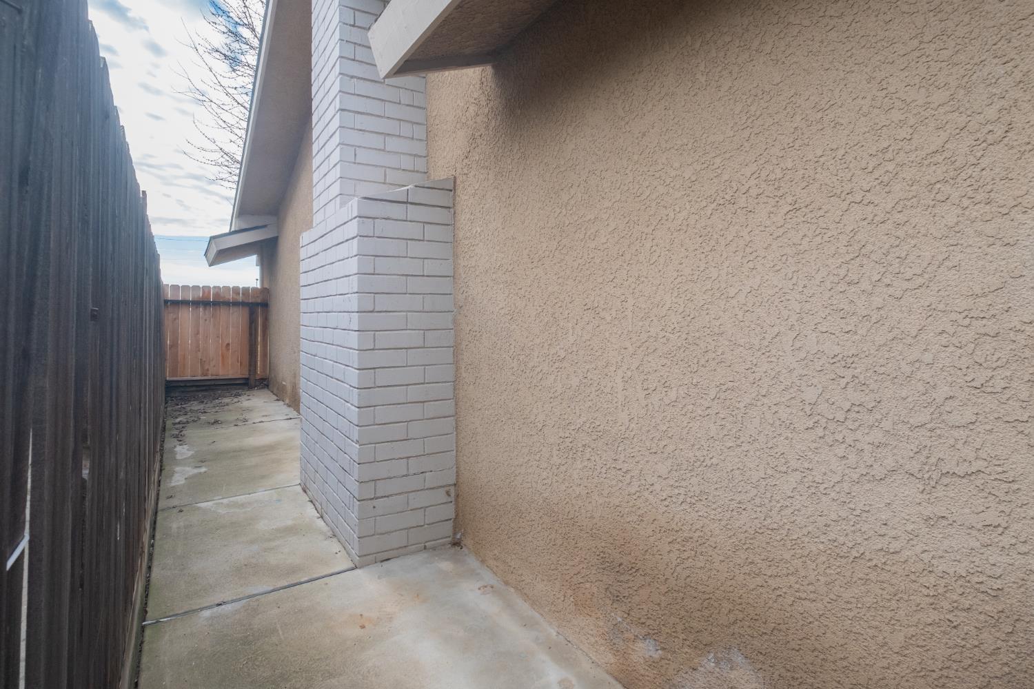 1855 Vartikian Ave, Clovis, CA 93611