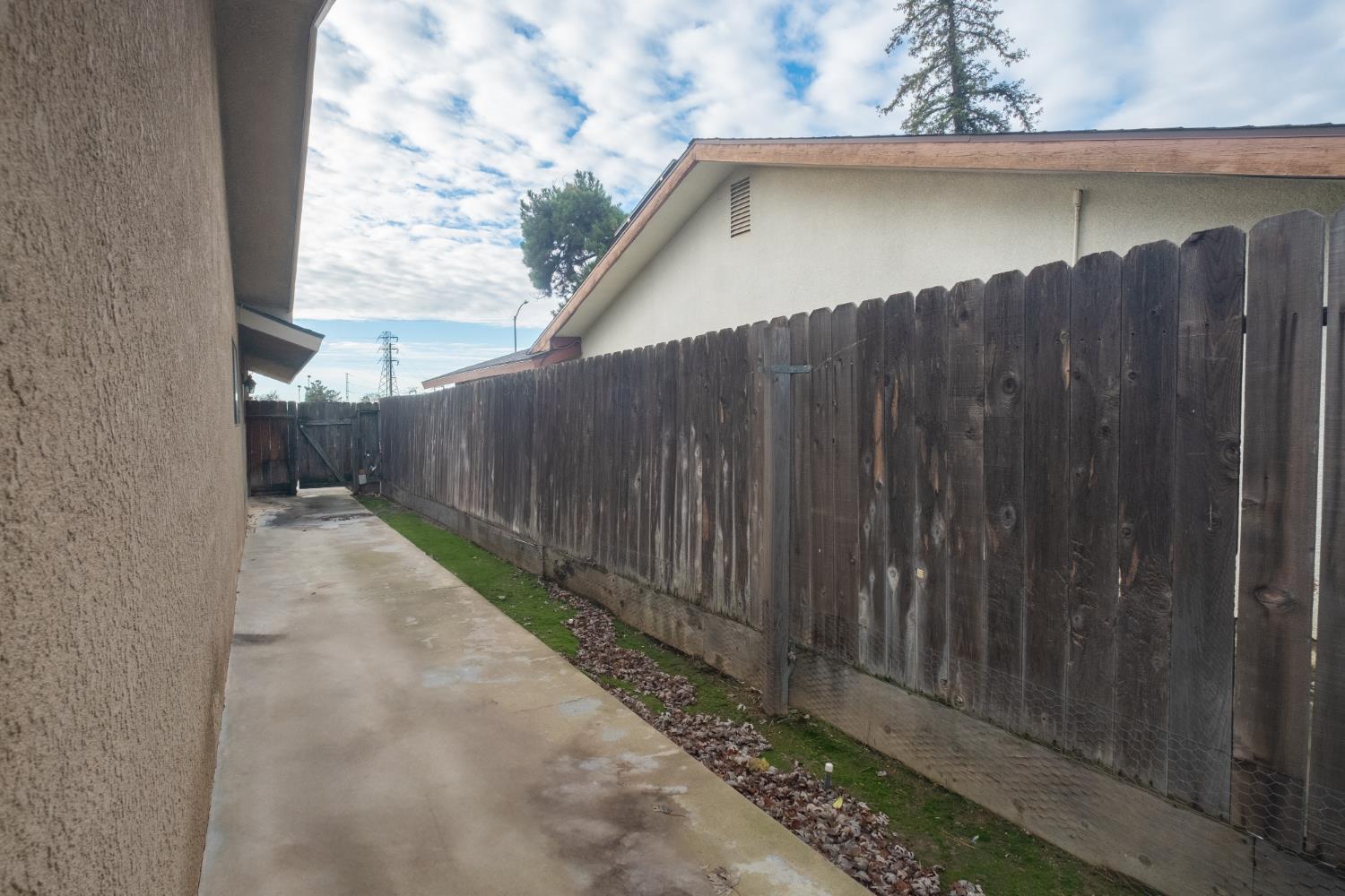 1855 Vartikian Ave, Clovis, CA 93611