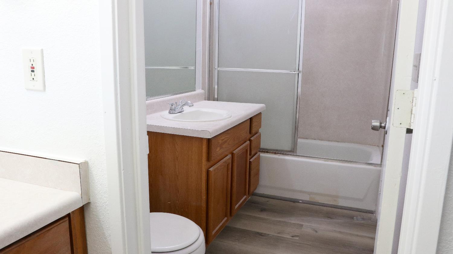 1221 N Peach Ave #142, Fresno, CA 93727