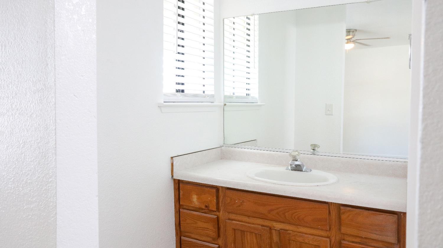 1221 N Peach Ave #142, Fresno, CA 93727