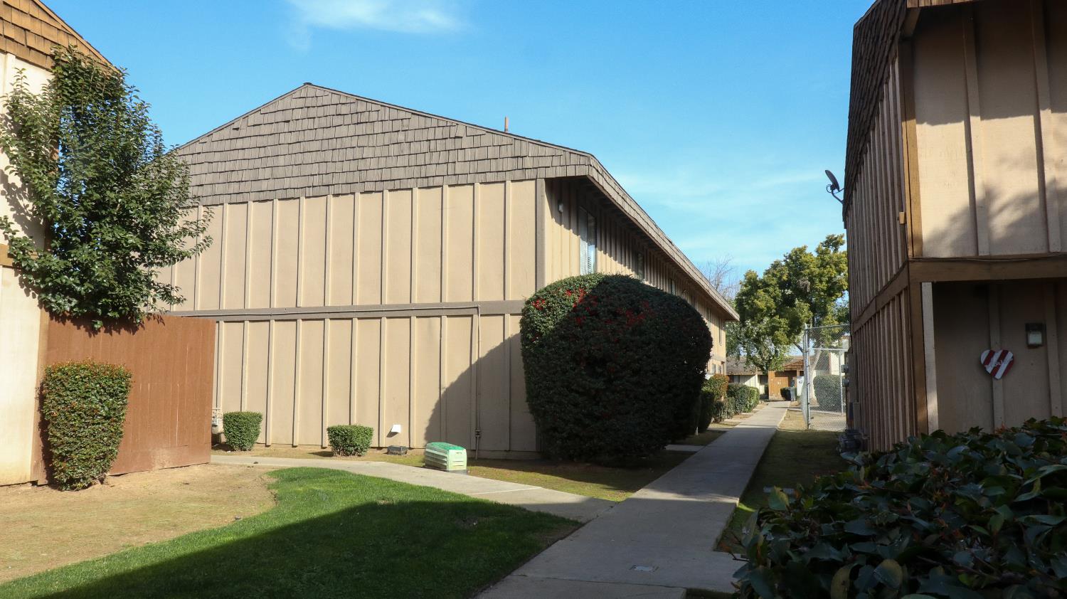 1221 N Peach Ave #142, Fresno, CA 93727