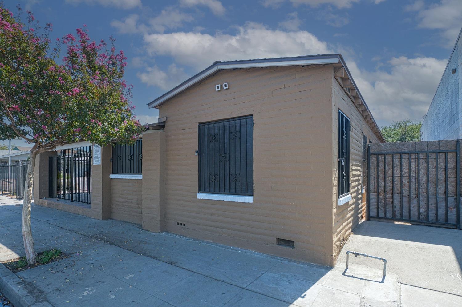 332 E Shields Ave, Fresno, CA 93704