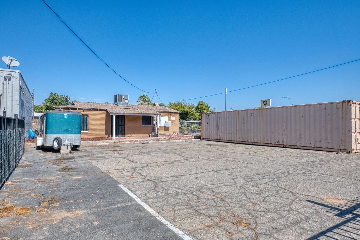 332 E Shields Ave, Fresno, CA 93704