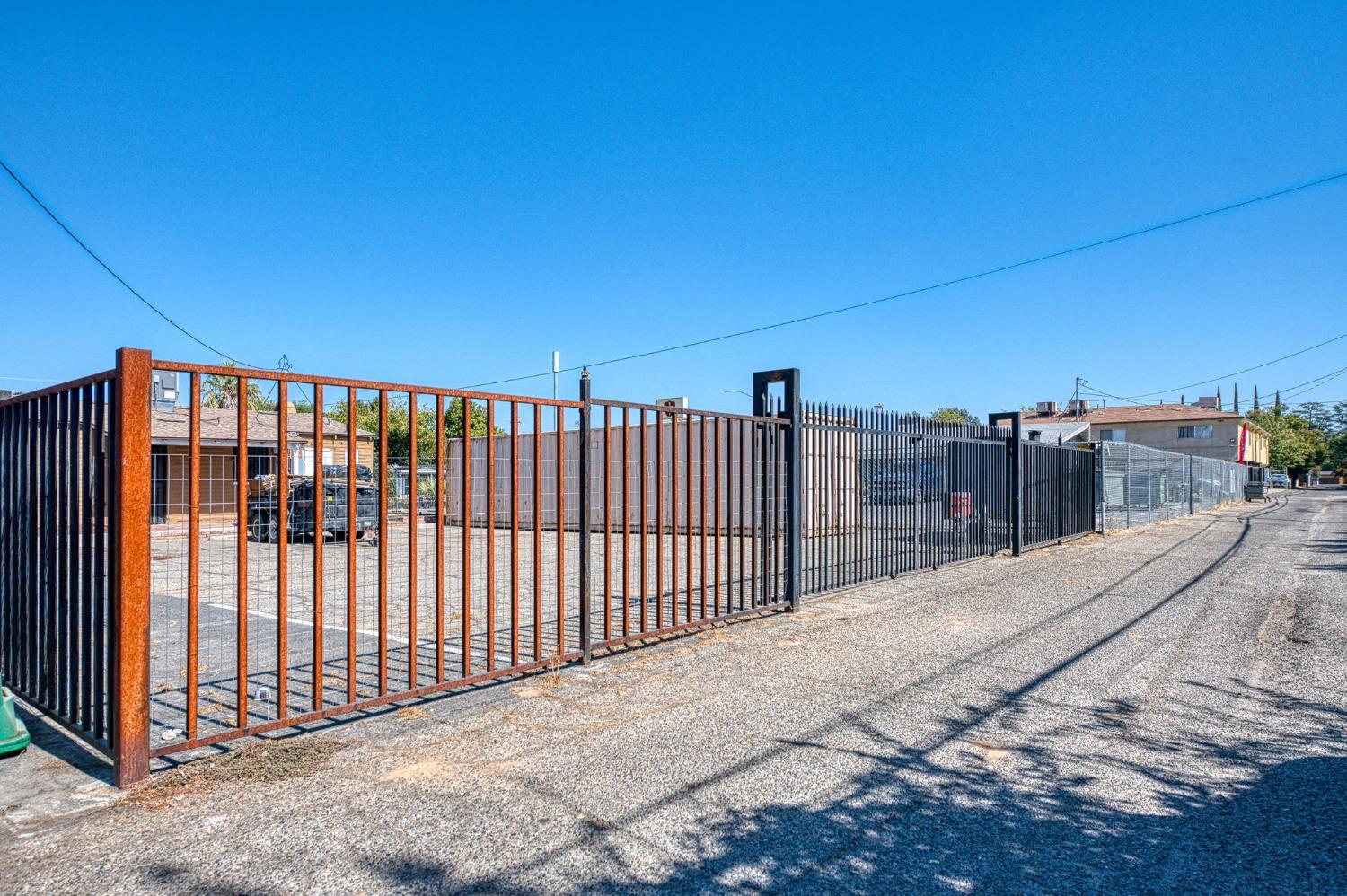 332 E Shields Ave, Fresno, CA 93704