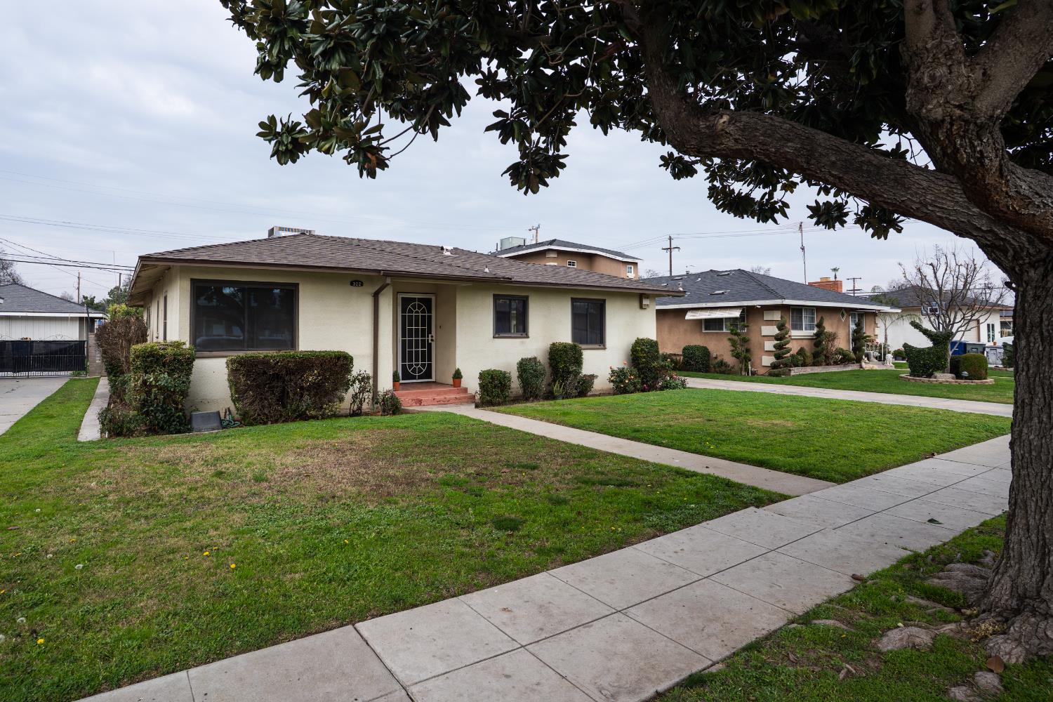 322 W Fountain Way, Fresno, CA 93705