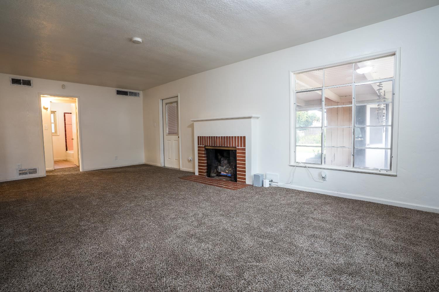 322 W Fountain Way, Fresno, CA 93705