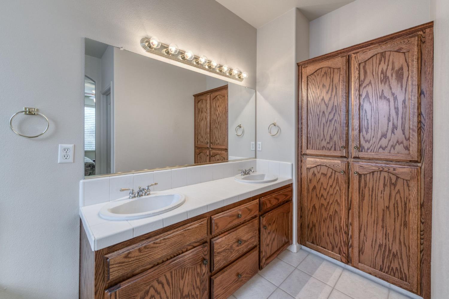 2406 E Marquise Ct, Fresno, CA 93720