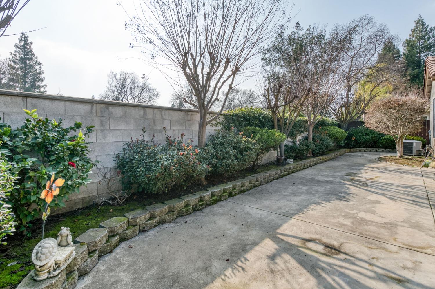 2406 E Marquise Ct, Fresno, CA 93720