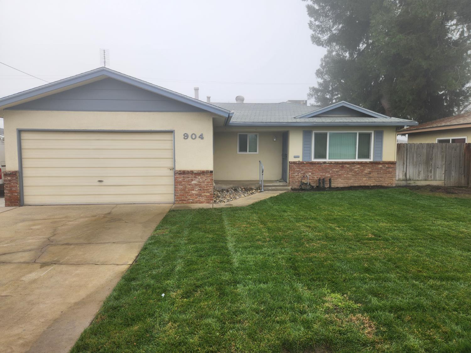 904 W Santa Ana Ave, Clovis, CA 93612