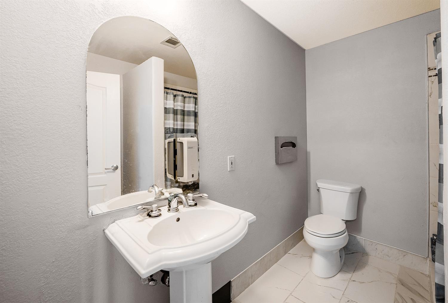 444 N 1St St, Fresno, CA 93702