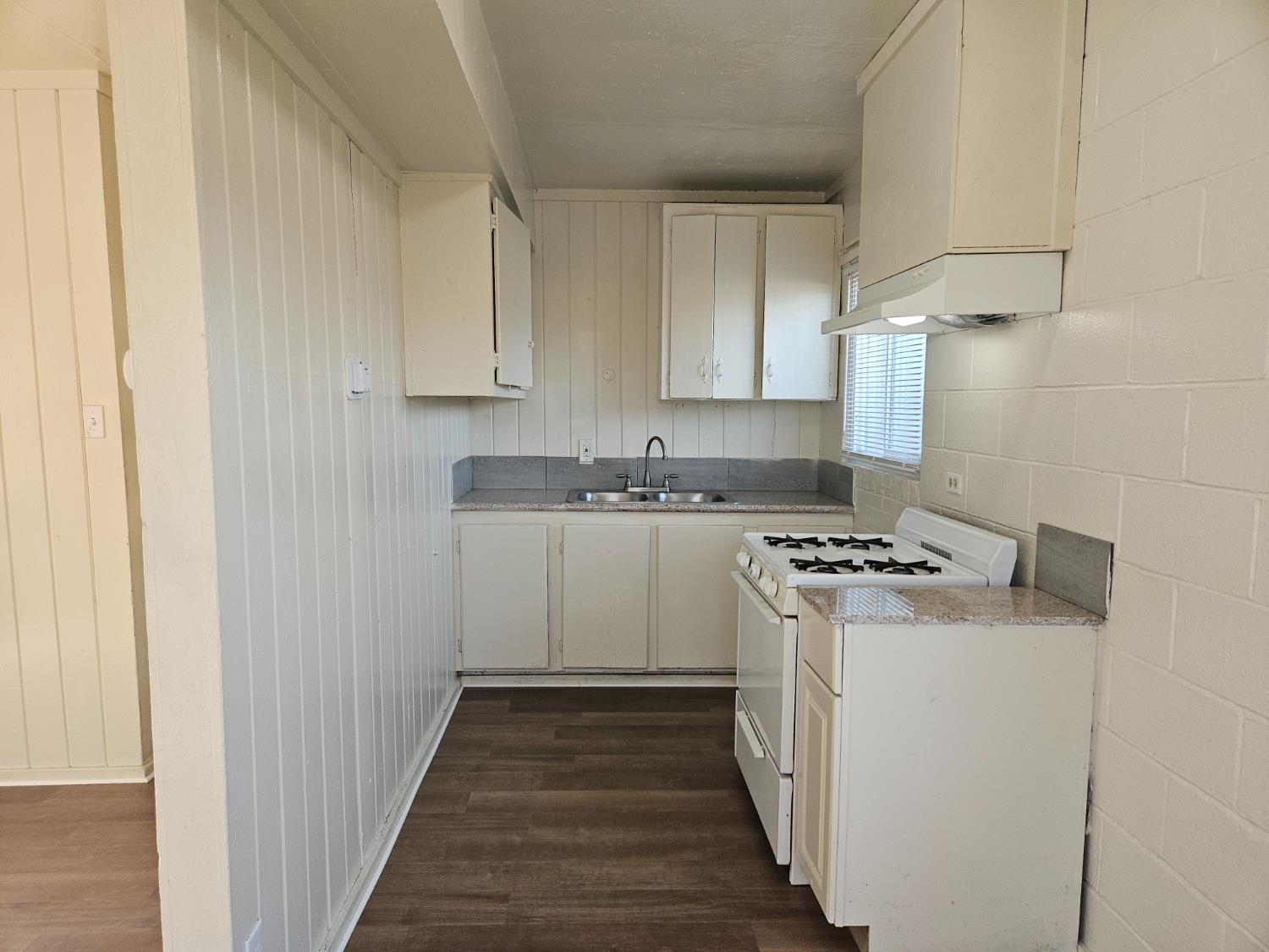 1240 J St, Sanger, CA 93657