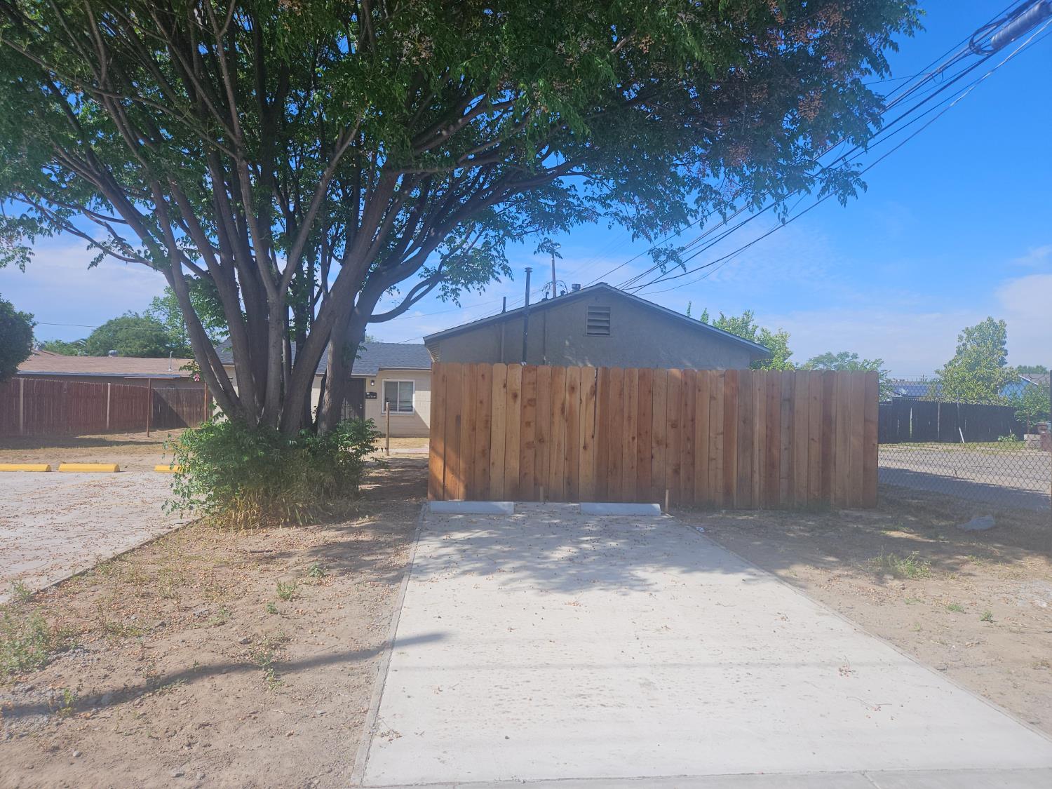 1240 J St, Sanger, CA 93657