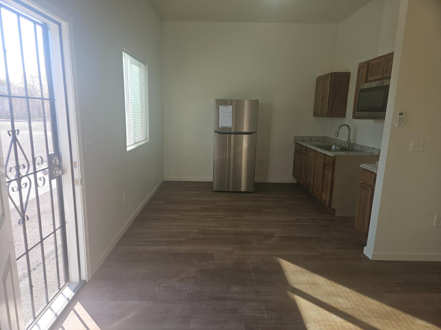 1240 J St, Sanger, CA 93657