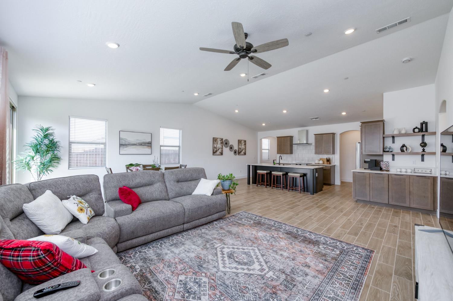 7213 E BROWN AVE, Fresno, CA 93737