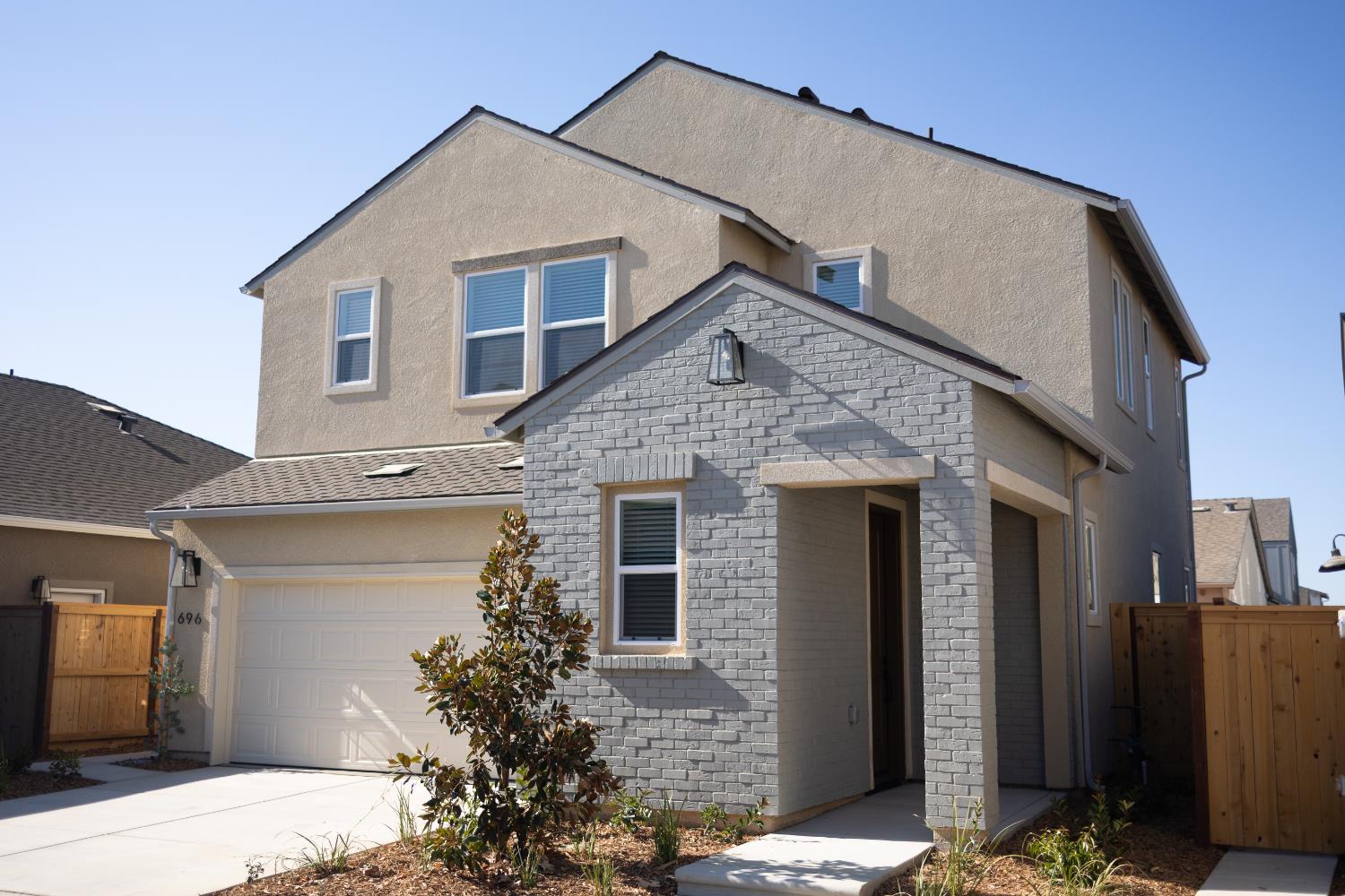 696 Grace Way, Madera, CA 93636