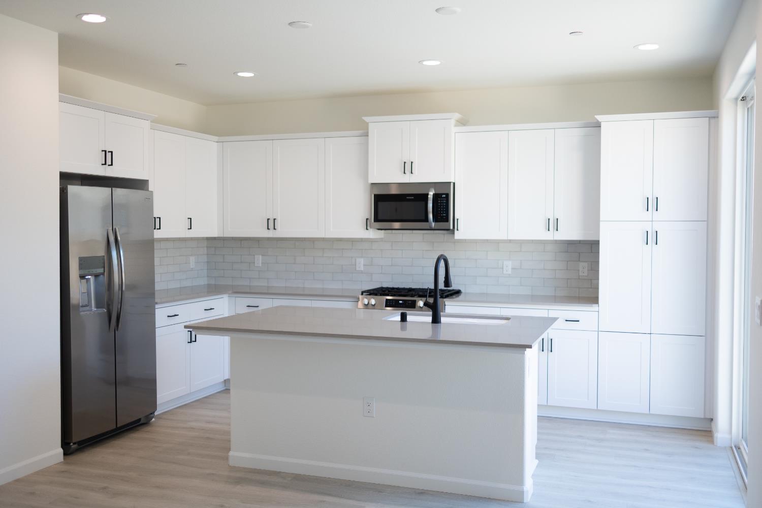 696 Grace Way, Madera, CA 93636