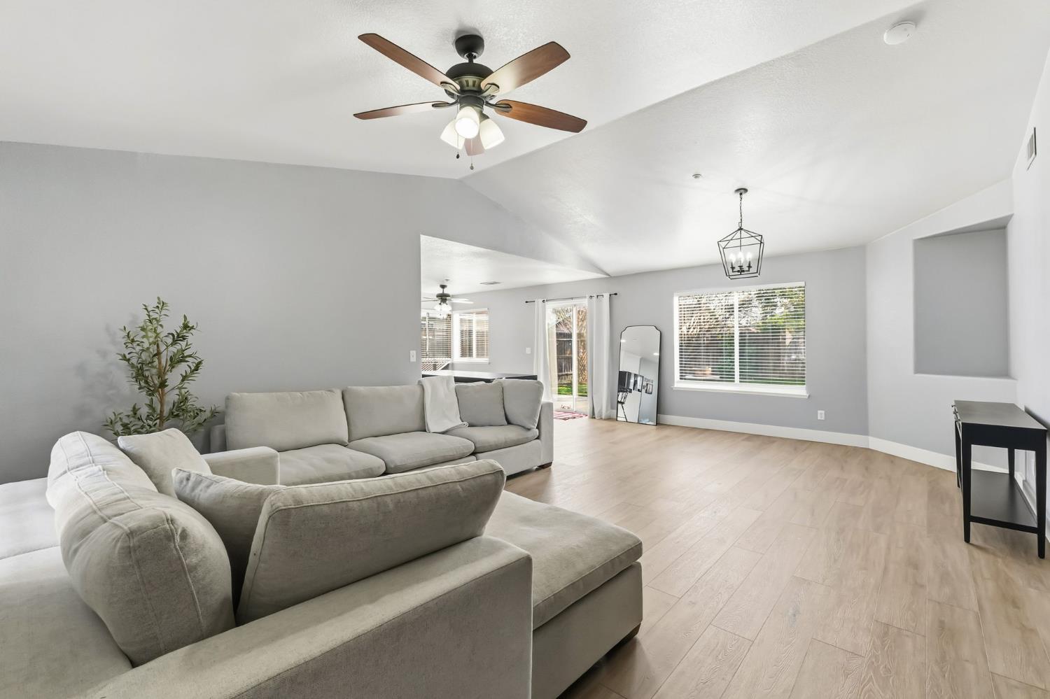 6203 W San Madele Ave, Fresno, CA 93723