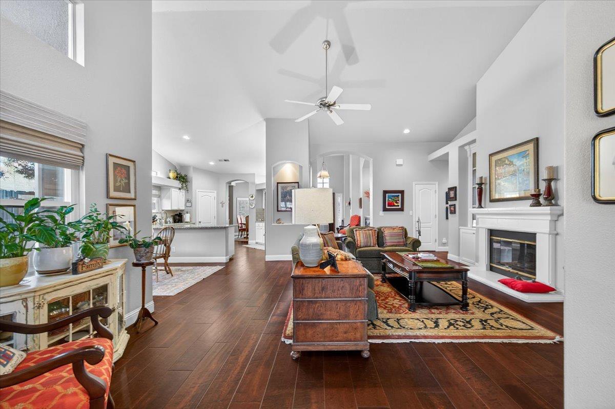 2672 E Bristol Ct, Fresno, CA 93720