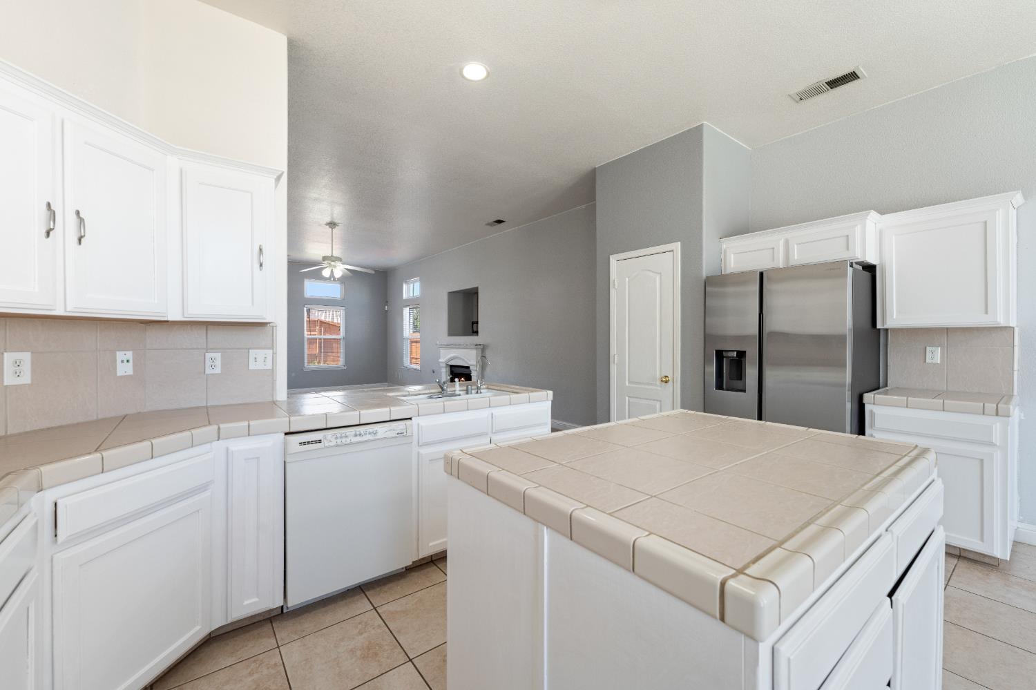 5876 W Acacia Ave, Fresno, CA 93722