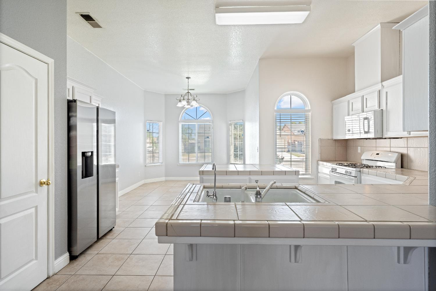 5876 W Acacia Ave, Fresno, CA 93722