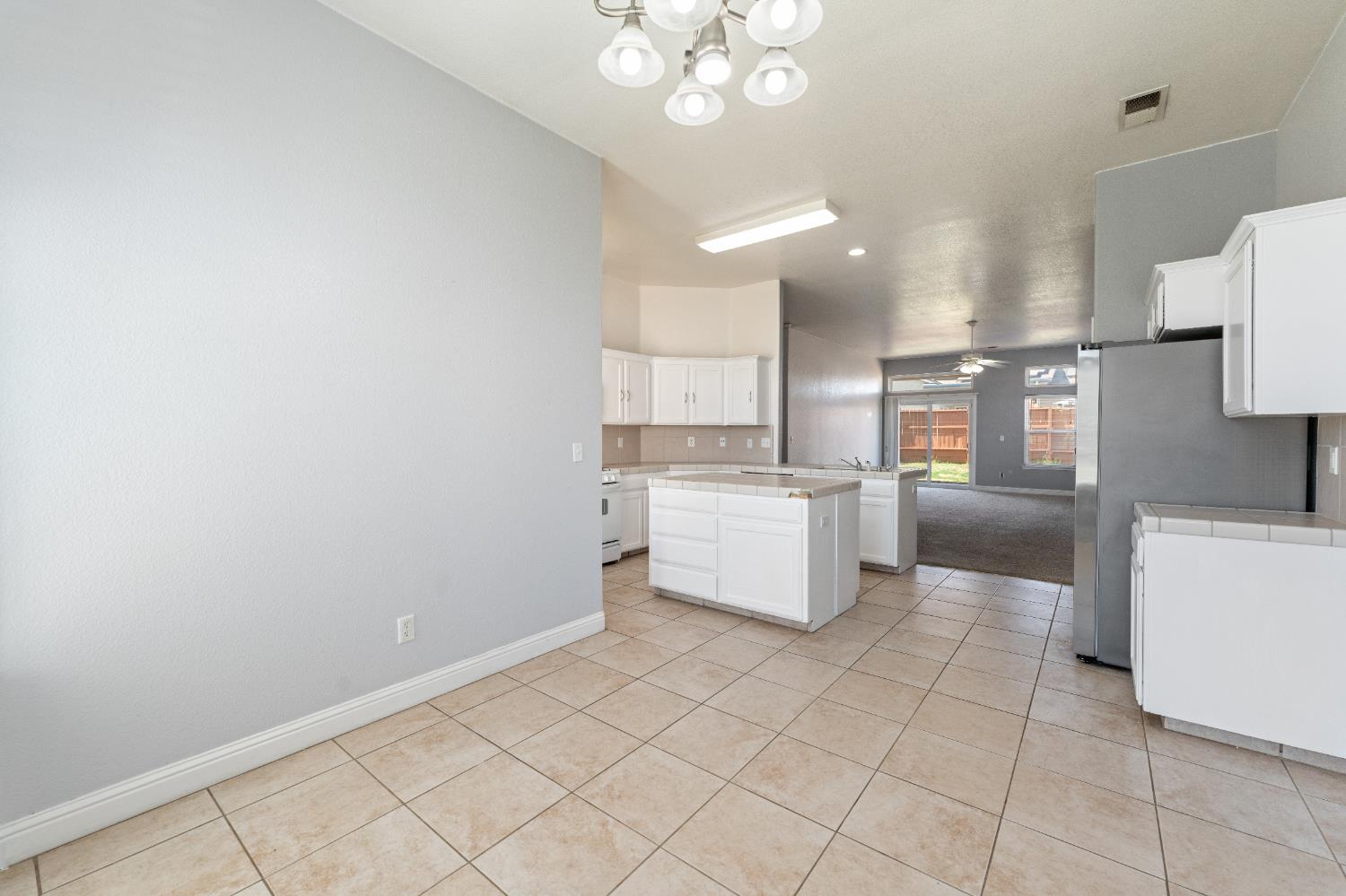 5876 W Acacia Ave, Fresno, CA 93722