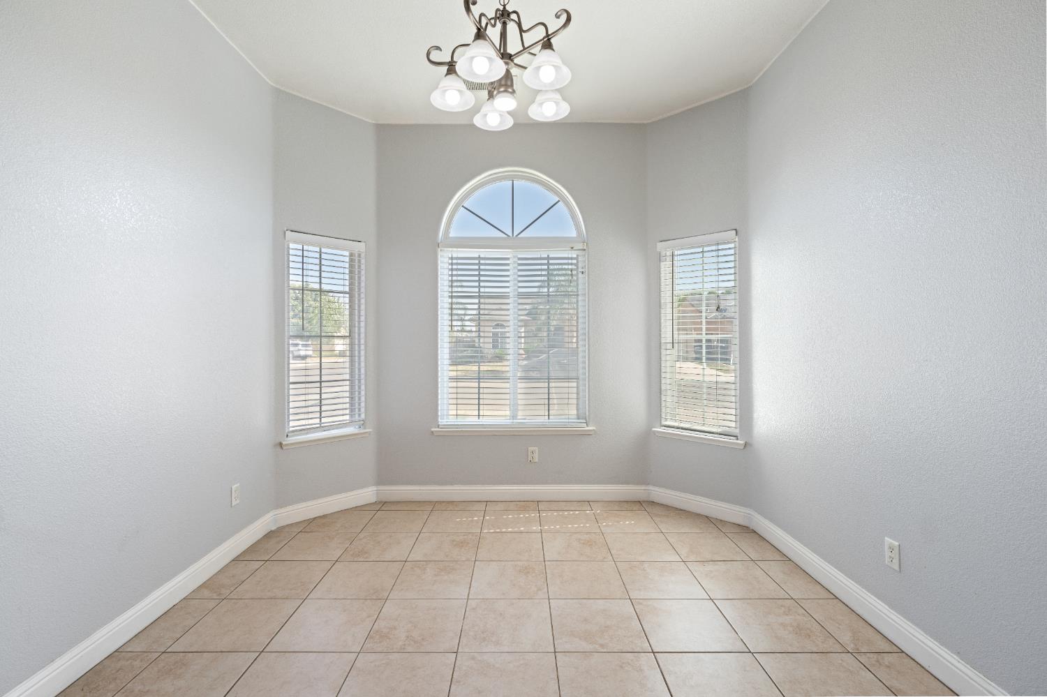 5876 W Acacia Ave, Fresno, CA 93722