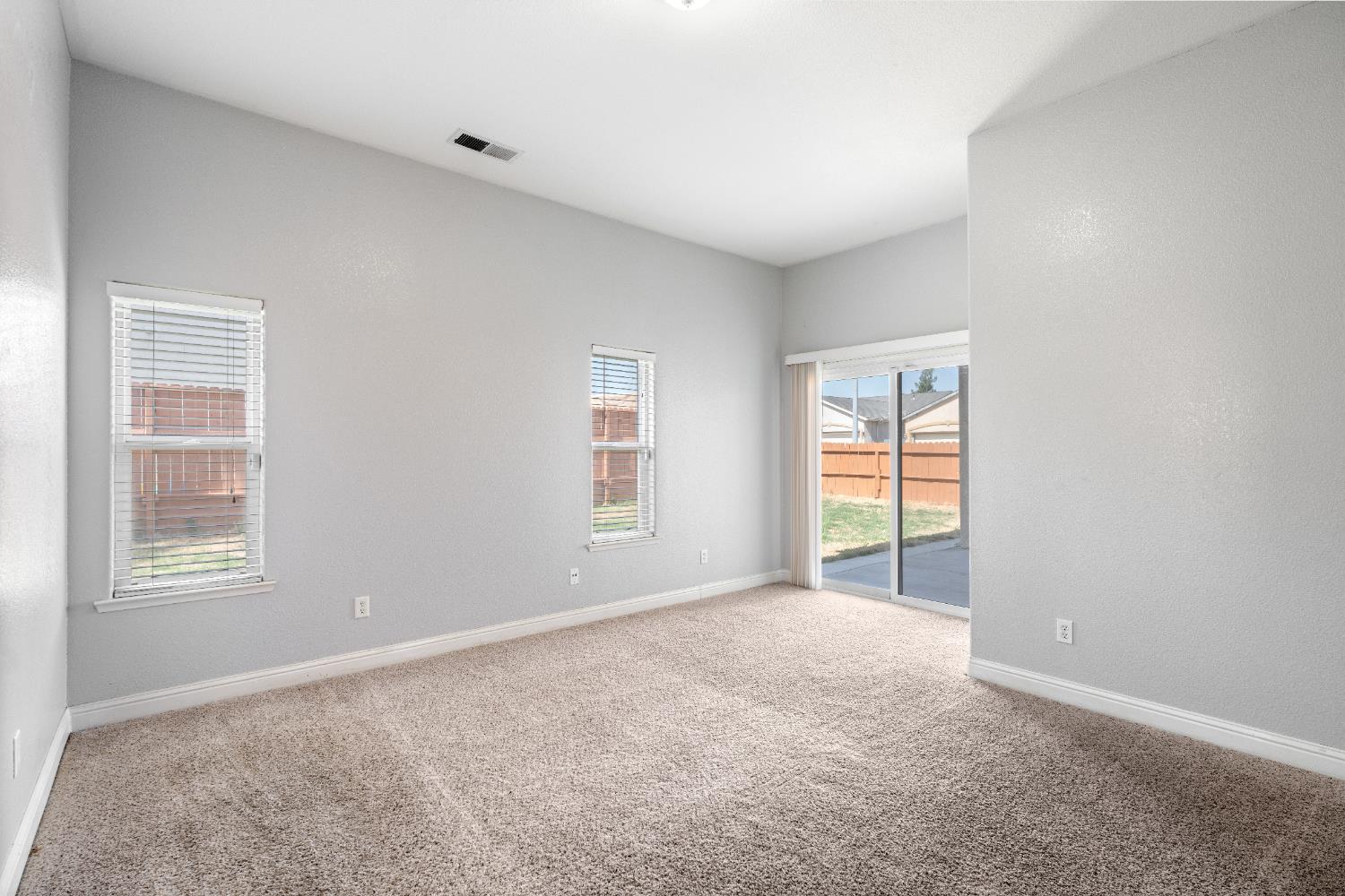 5876 W Acacia Ave, Fresno, CA 93722