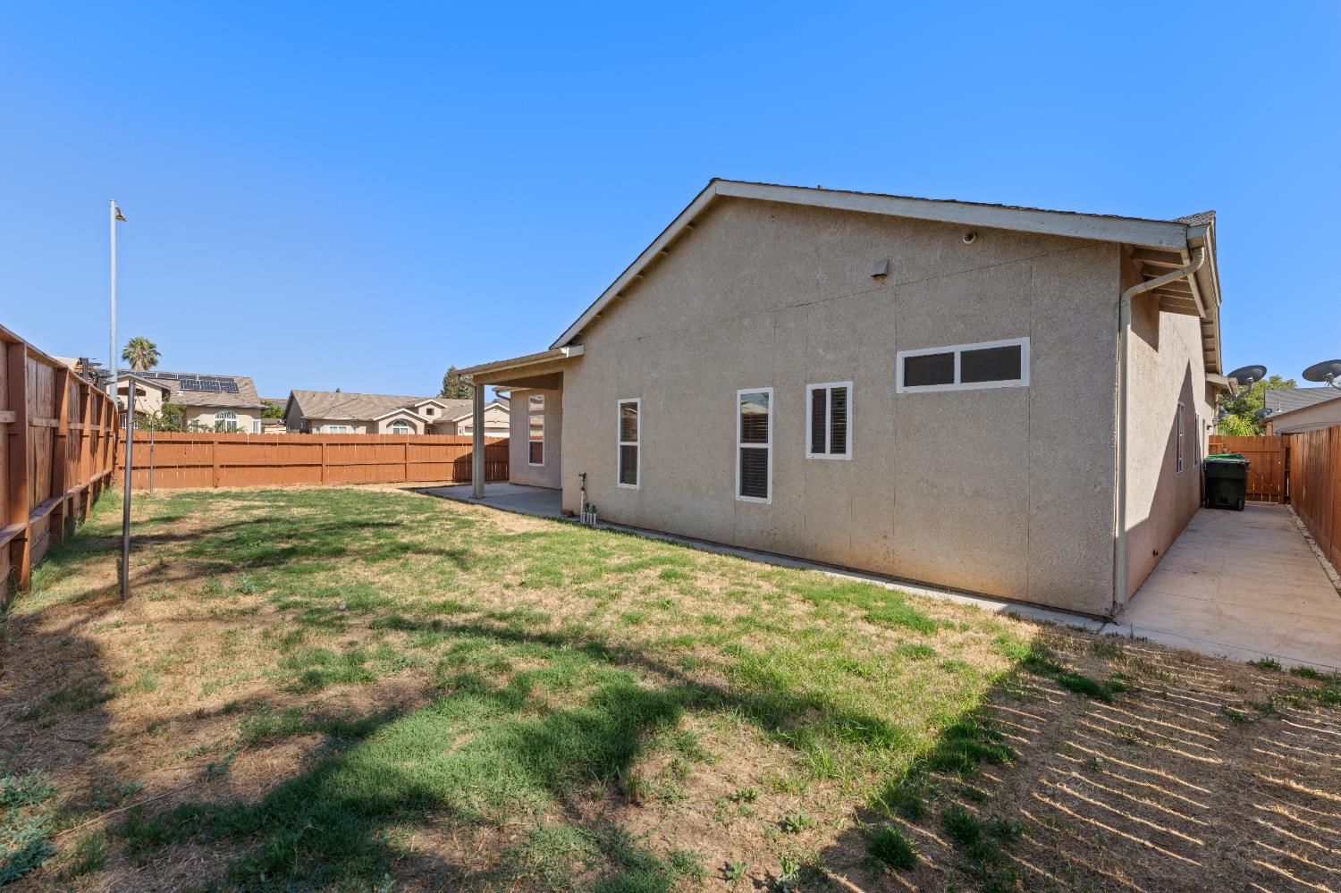 5876 W Acacia Ave, Fresno, CA 93722