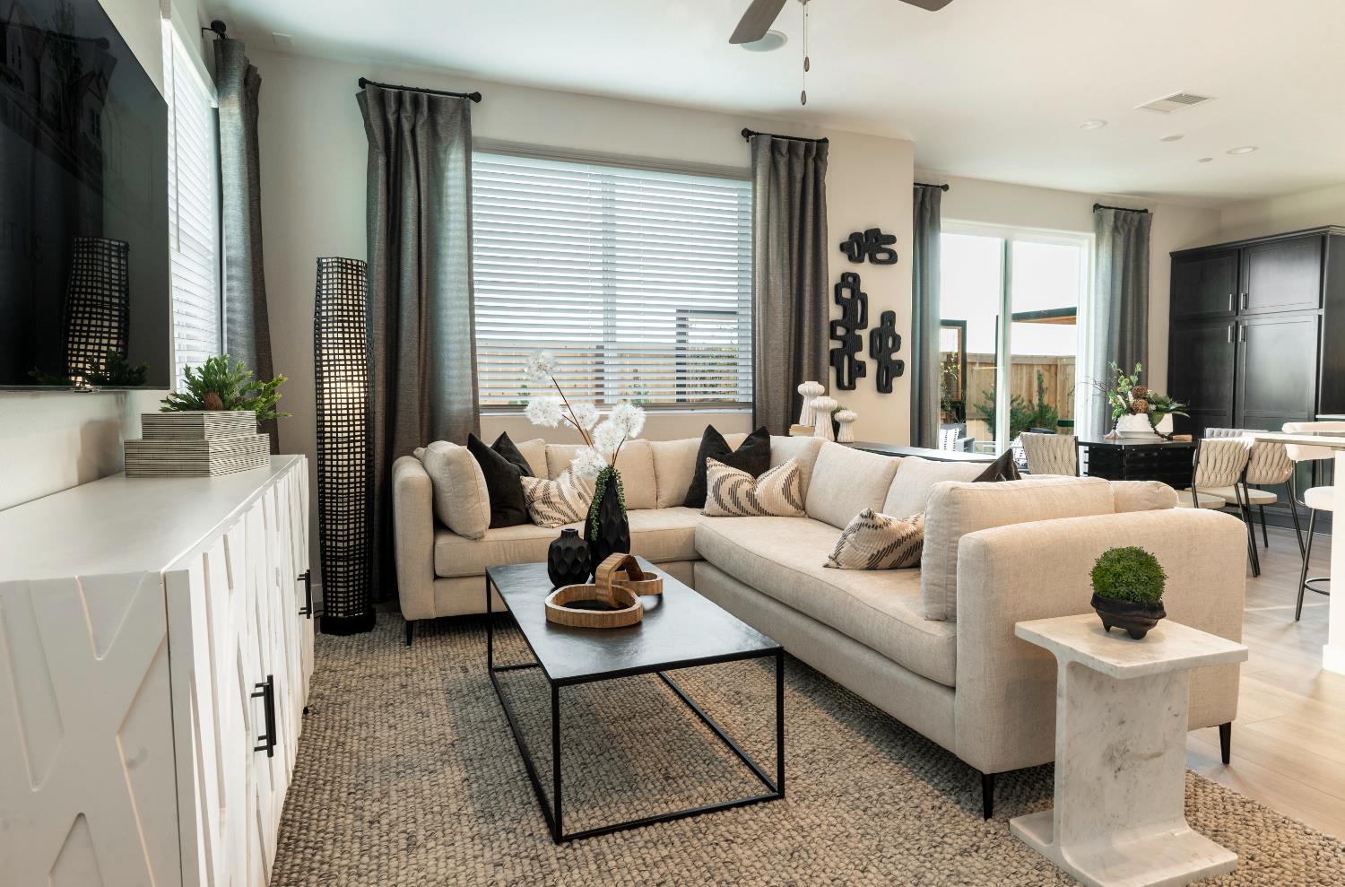 586 Ophelia Ave, Madera, CA 93636