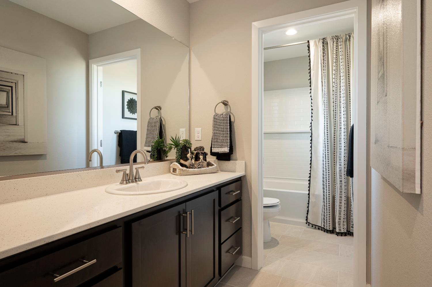 586 Ophelia Ave, Madera, CA 93636